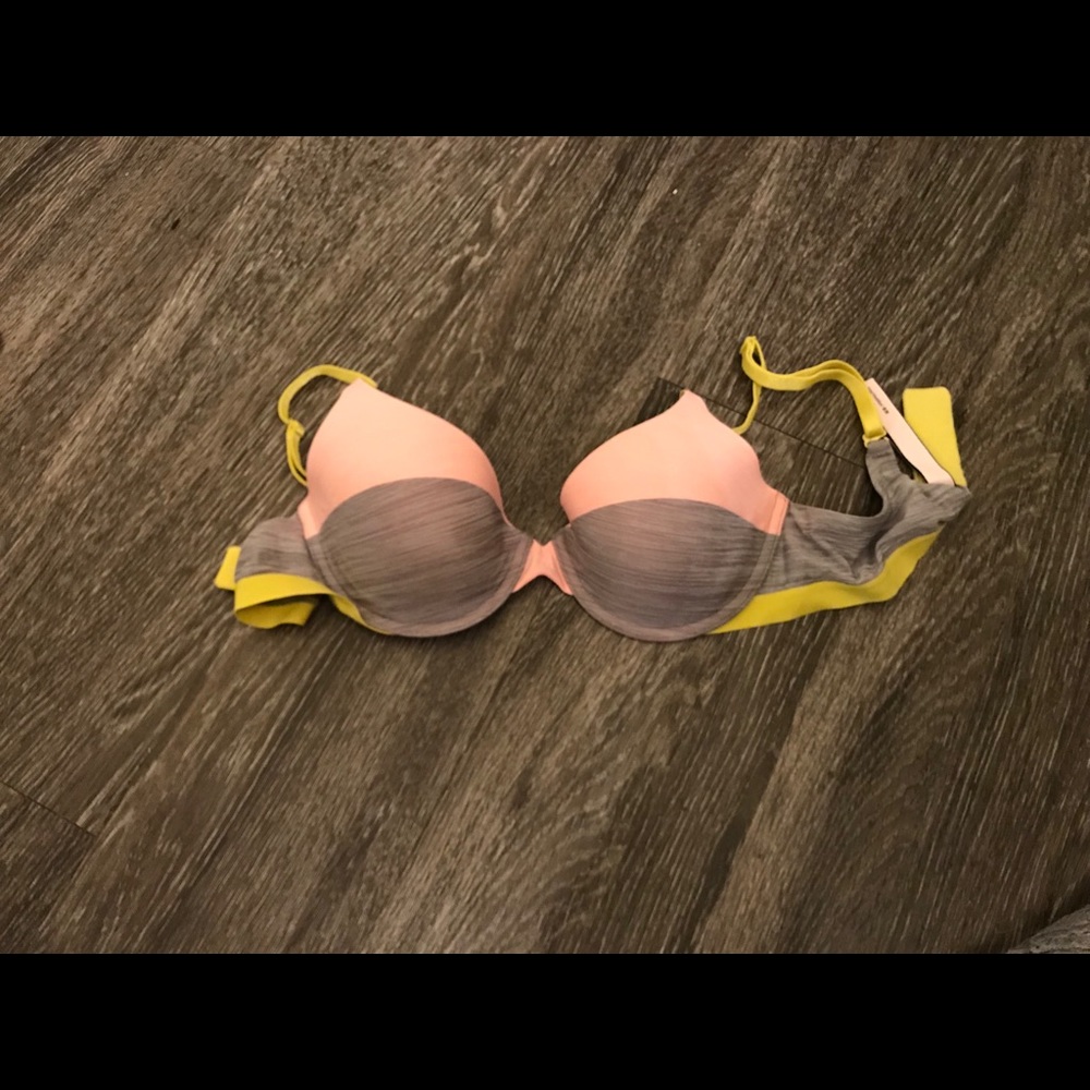 Victoria’s Secret Bra 32C never worn